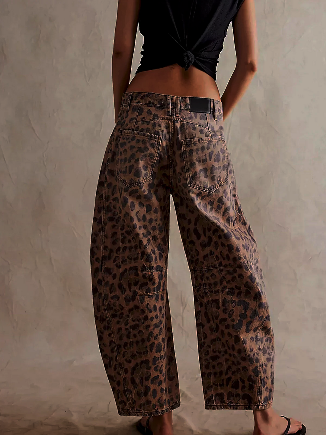 Moda femminile: jeans donna vita alta gamba larga, pantaloni eleganti per outfit casual o chic.