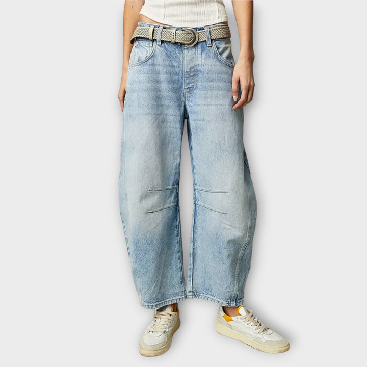 Jeans classici a gamba larga da donna, vita alta, in denim blu. Abbigliamento comodo e versatile.
