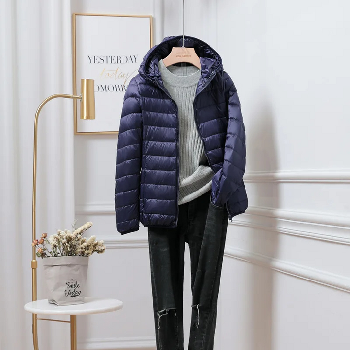 Giacca blu donna trapuntata, leggera, con cappuccio. Comfort e stile per ogni occasione.