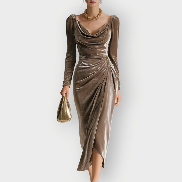 Abito midi rosa da donna, drappeggiato con eleganti arricciature e maniche lunghe. Ideale per un look sofisticato.