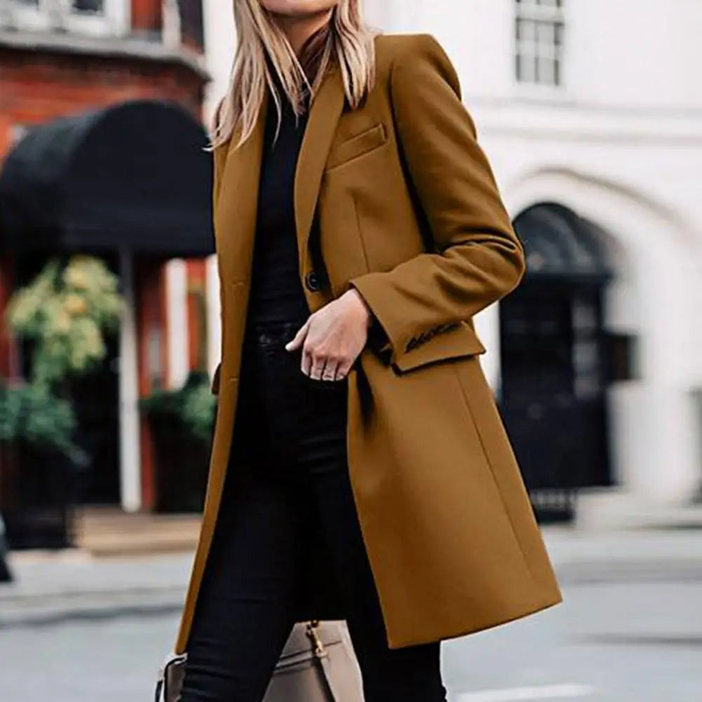 Elegante cappotto donna sfiancato nero, con ampi revers e tasche a patta, ideale per la moda invernale.