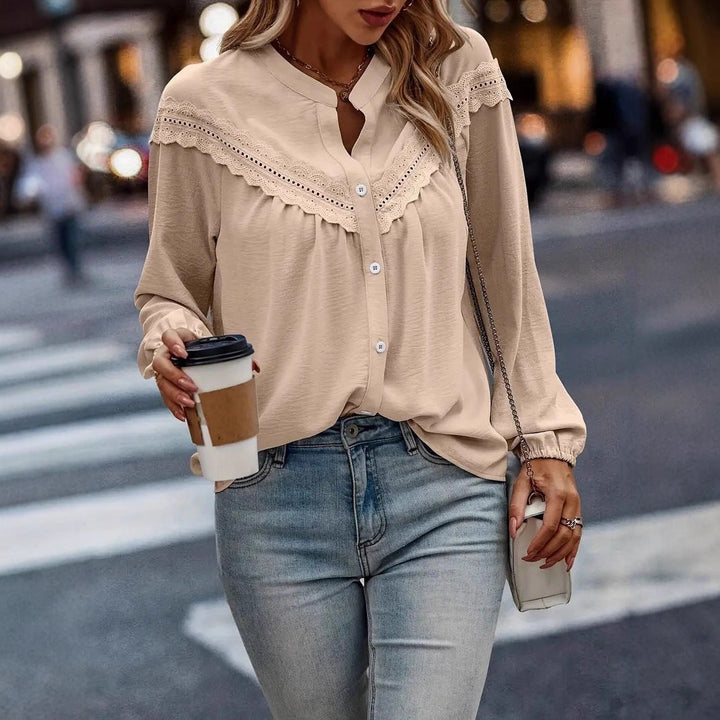 Moda donna: camicia a maniche lunghe color albicocca con raffinati dettagli a balze. Stile elegante e confortevole.