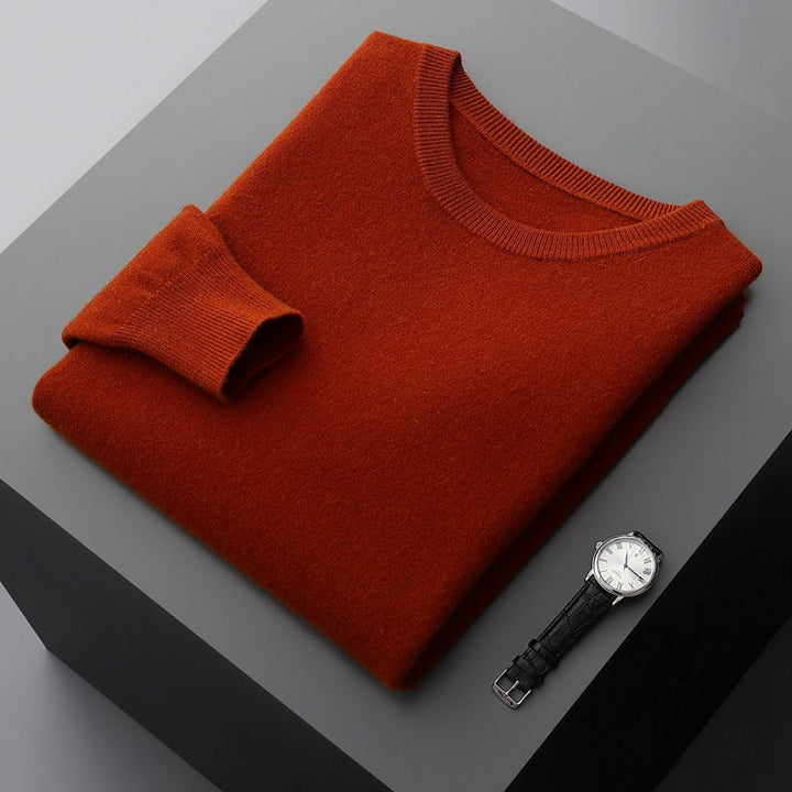 Dettaglio ravvicinato di un maglione uomo morbido autunnale con scollo tondo, in tessuto caldo e confortevole.