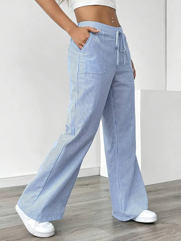 Outfit estivo: pantaloni donna a righe, vestibilità comoda, look casual ma raffinato.