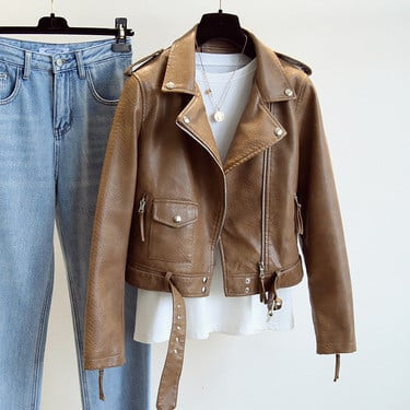 Giacca biker donna slim fit in pelle con stampa serpente e zip, perfetta per outfit moda autunno/inverno.