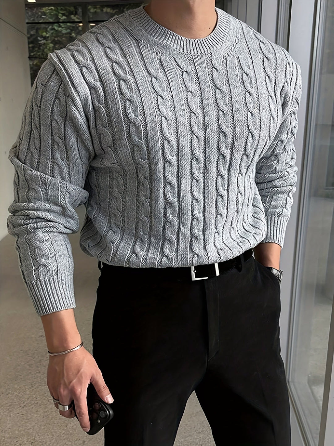 Caldo maglione donna a trecce, girocollo. Stile e comfort in maglia spessa per la stagione fredda.