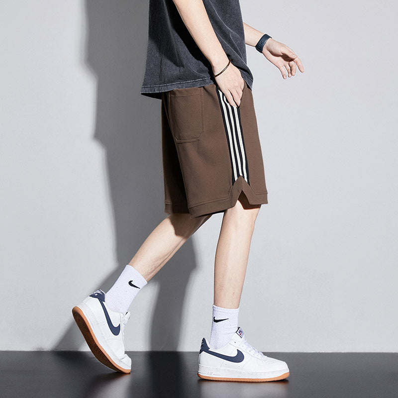 Moda uomo: pantaloncini cropped a righe per l'estate, design casual con vita media, perfetti per il tempo libero.