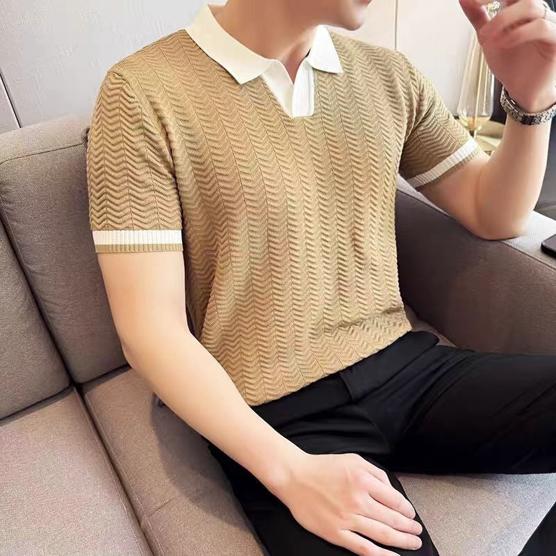 Maglia estiva da uomo a righe, dettagli ricamati sul petto, maniche corte. Per un outfit fresco e di tendenza.