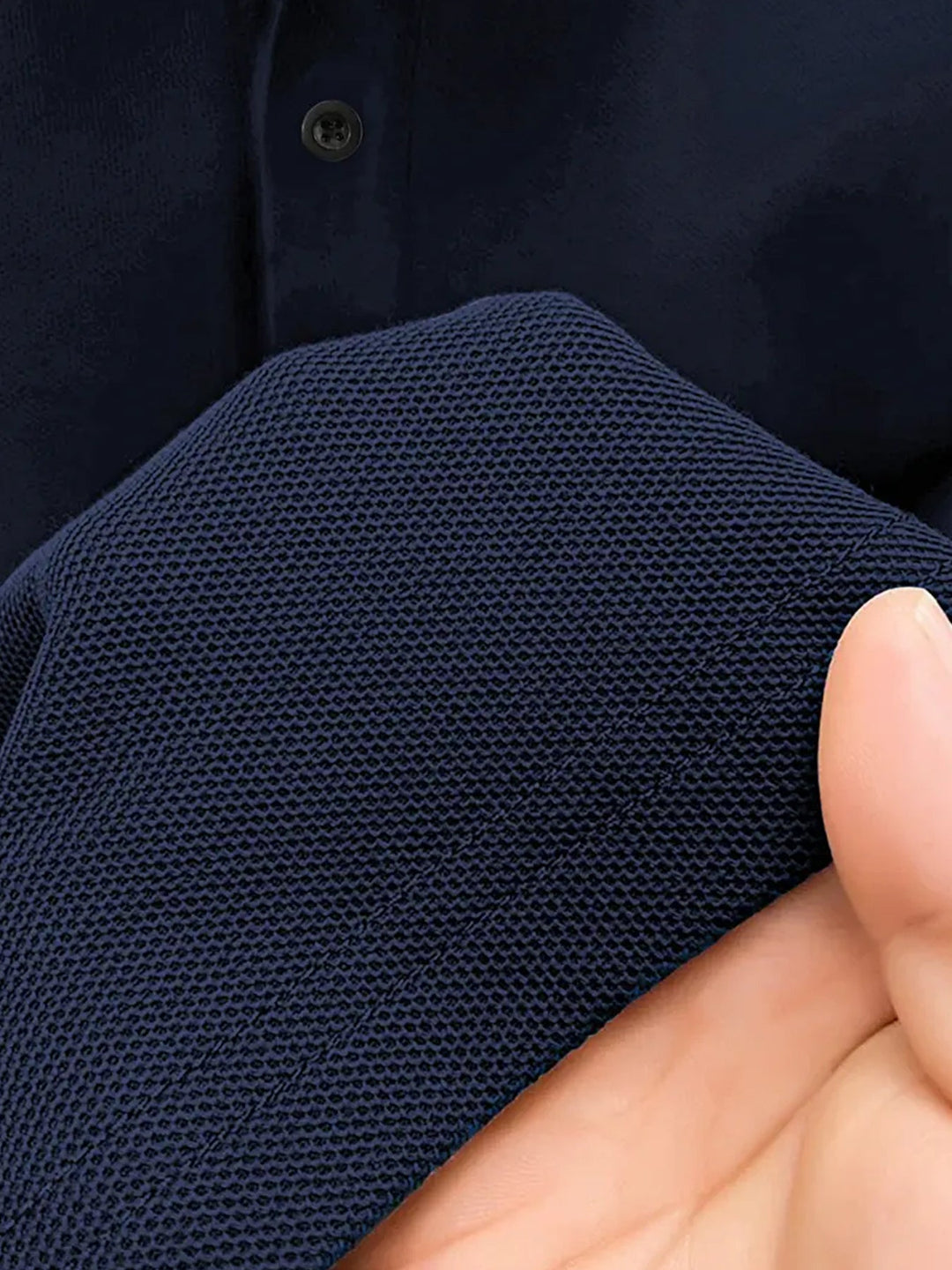 Dettaglio texture polo uomo italiana, maniche corte, tessuto traspirante e di qualità.
