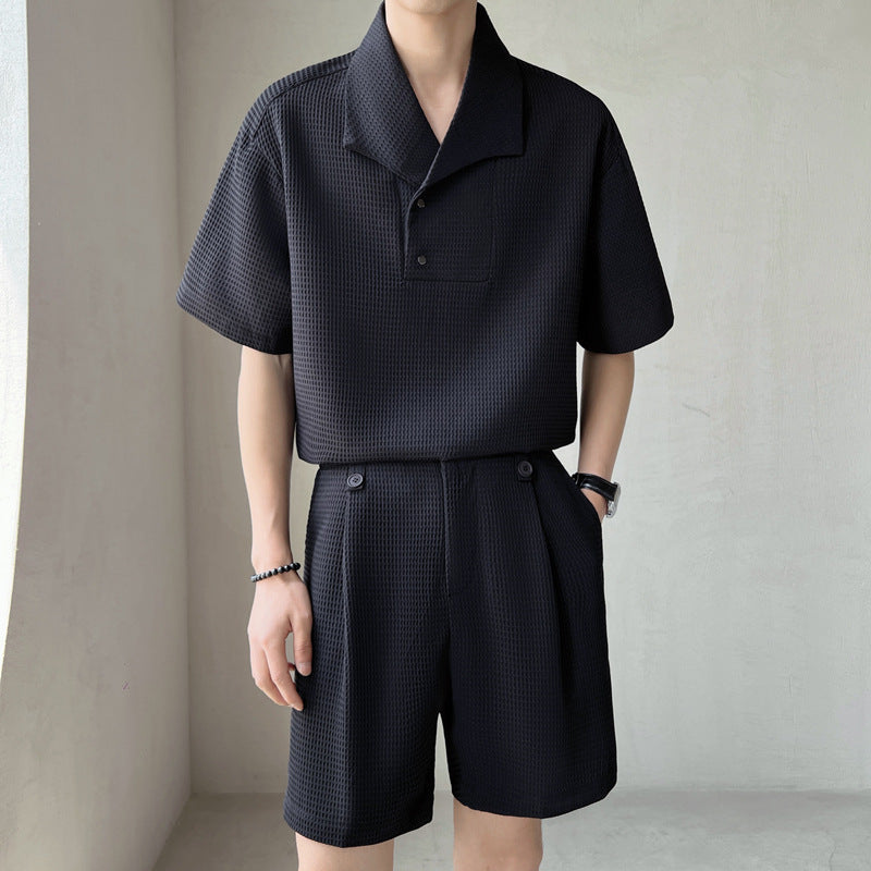 Completo uomo casual due pezzi con camicia e pantaloncini coordinati, perfetto per l'estate e il tempo libero.