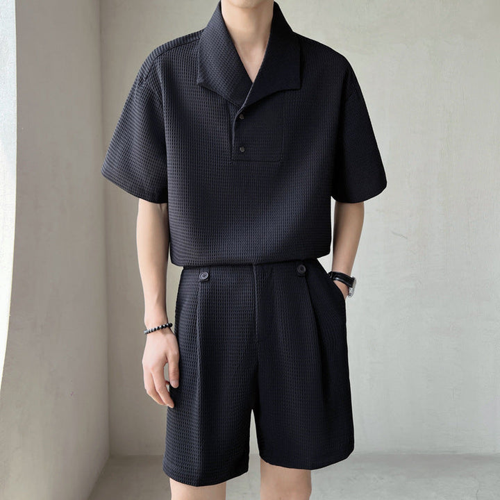 Completo uomo casual due pezzi con camicia e pantaloncini coordinati, perfetto per l'estate e il tempo libero.