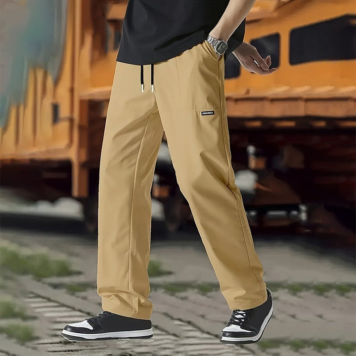 Pantaloni casual uomo cargo, gamba dritta e vestibilità ampia. Ideali per stile e comfort quotidiano versatile.