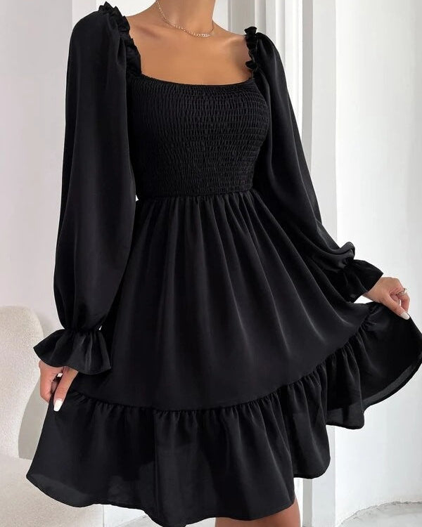 Abito elegante estivo donna marrone chiaro, scollo quadrato e maniche lunghe a balze. Vestito corto svasato.