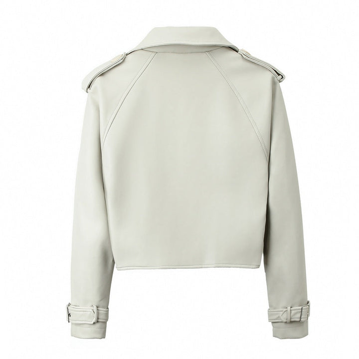 Moda inverno: giacca donna nera con cintura, design versatile per abbigliamento femminile elegante e contemporaneo.