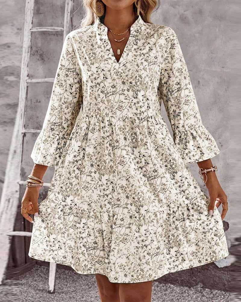Elegante abito midi floreale beige con collo alto e maniche a volant. Perfetto come vestito casual o serale.
