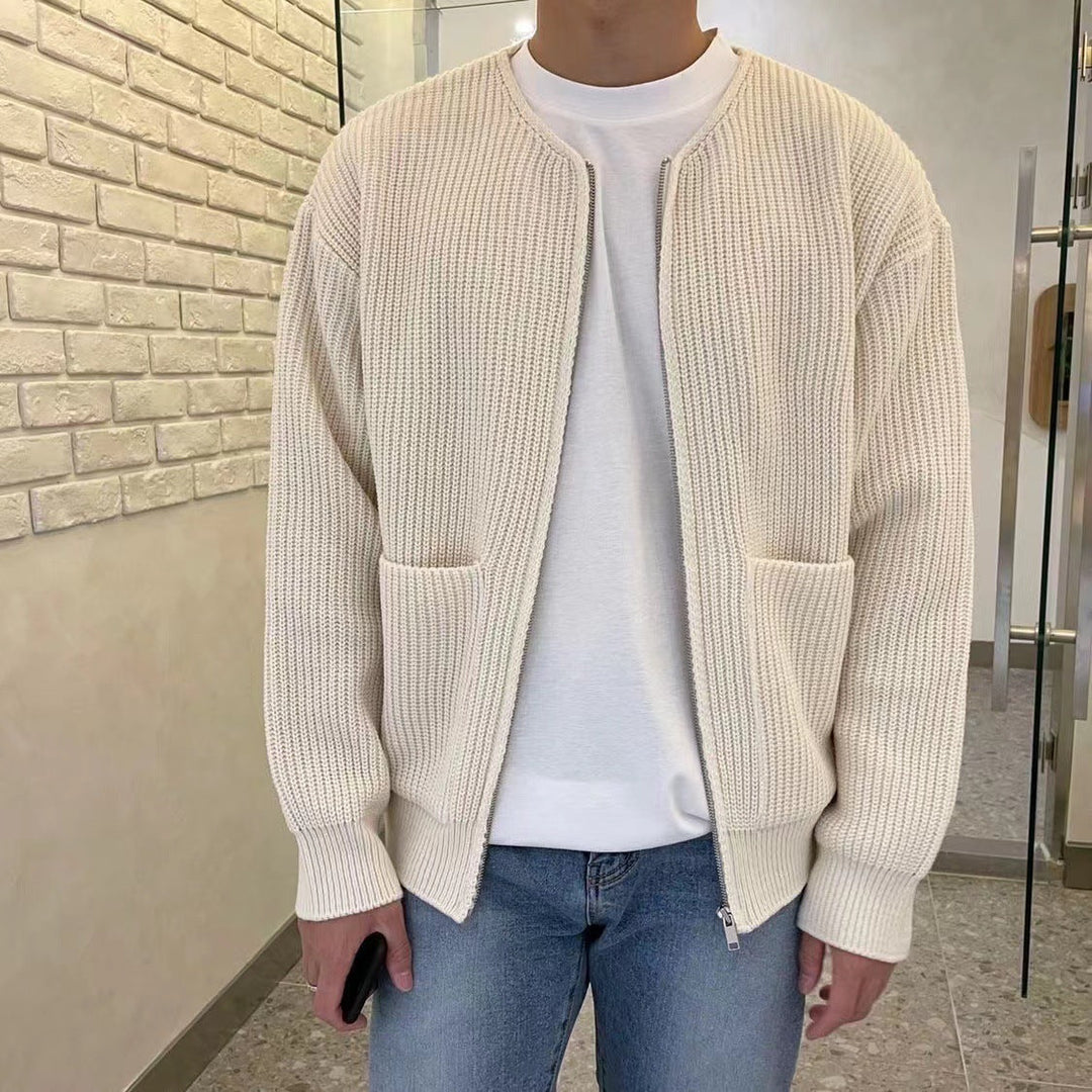 Cardigan uomo classico color cachi in morbida maglieria, ideale per un abbigliamento casual e versatile.