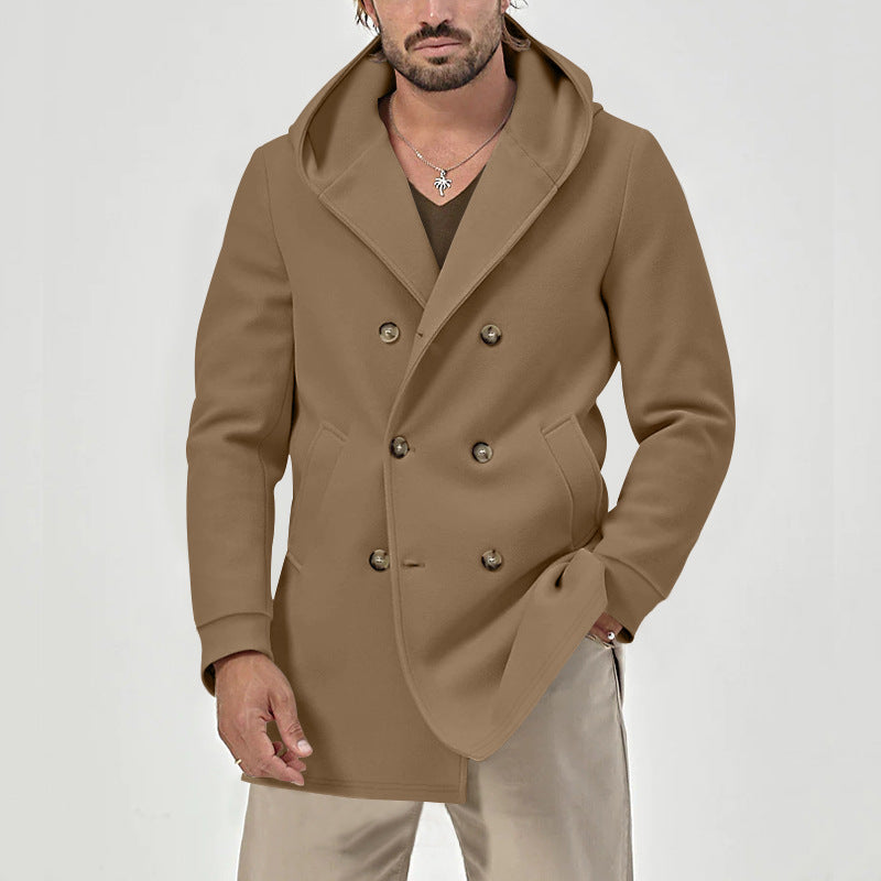Cappotto lungo invernale uomo doppiopetto con cappuccio, colore castano chiaro. Ideale per eleganza e protezione antivento.