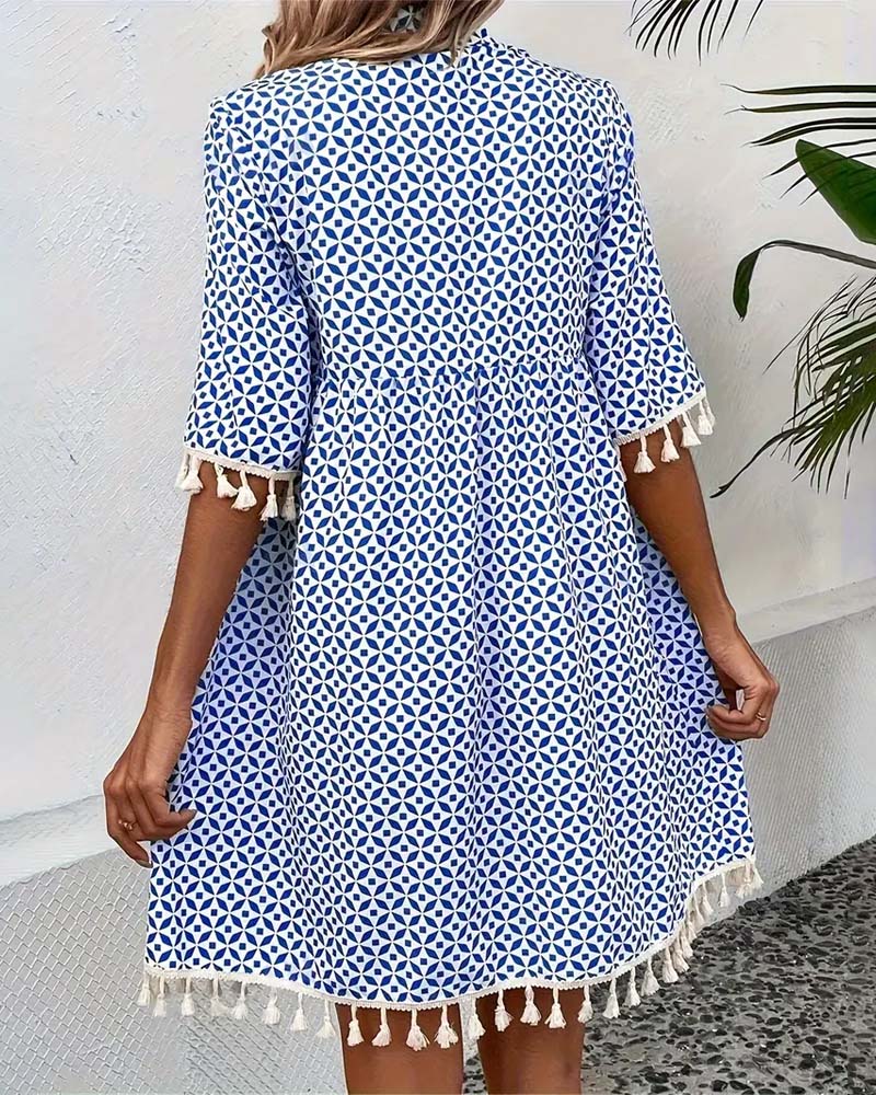 Vestito estivo casual da donna a pois bianchi, maniche corte e nappe. Ideale per la spiaggia e moda mare.