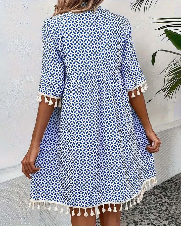 Vestito estivo casual da donna a pois bianchi, maniche corte e nappe. Ideale per la spiaggia e moda mare.