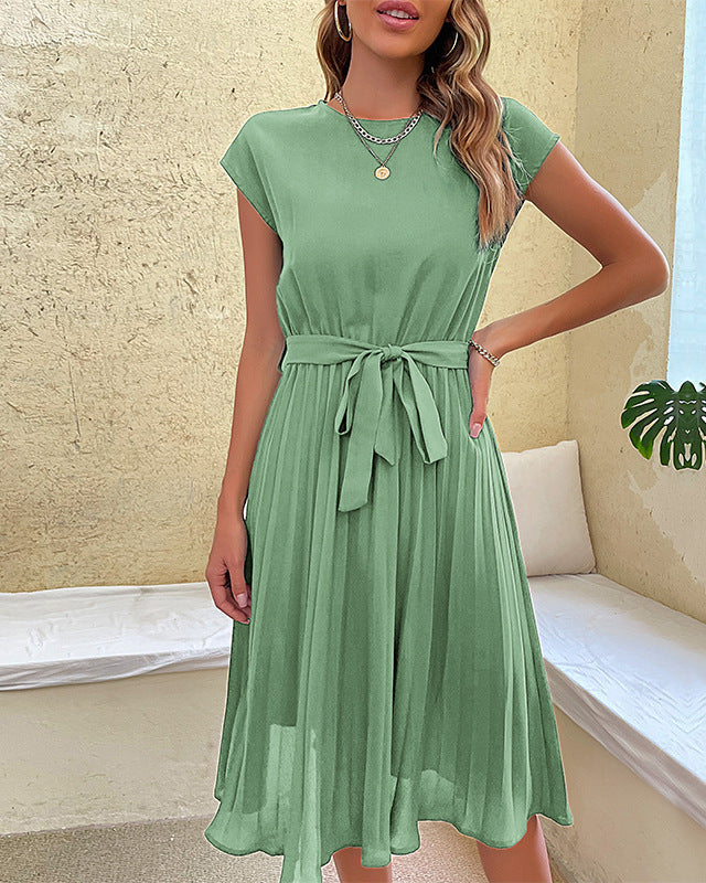 Vestito donna plissettato, maniche corte, ideale per l'estate. Design elegante e versatile.