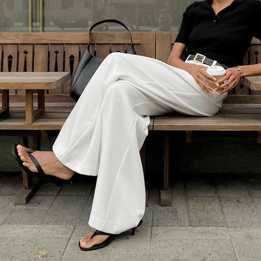 Pantaloni donna eleganti vita alta, gamba dritta ampia. Essenziali per il guardaroba di moda femminile.