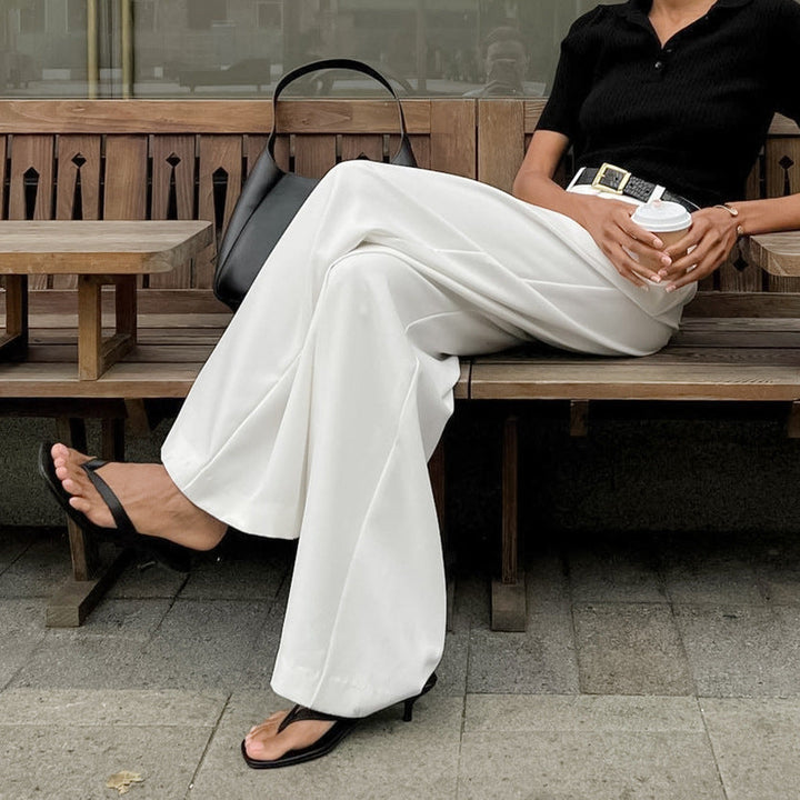 Pantaloni donna eleganti vita alta, gamba dritta ampia. Essenziali per il guardaroba di moda femminile.