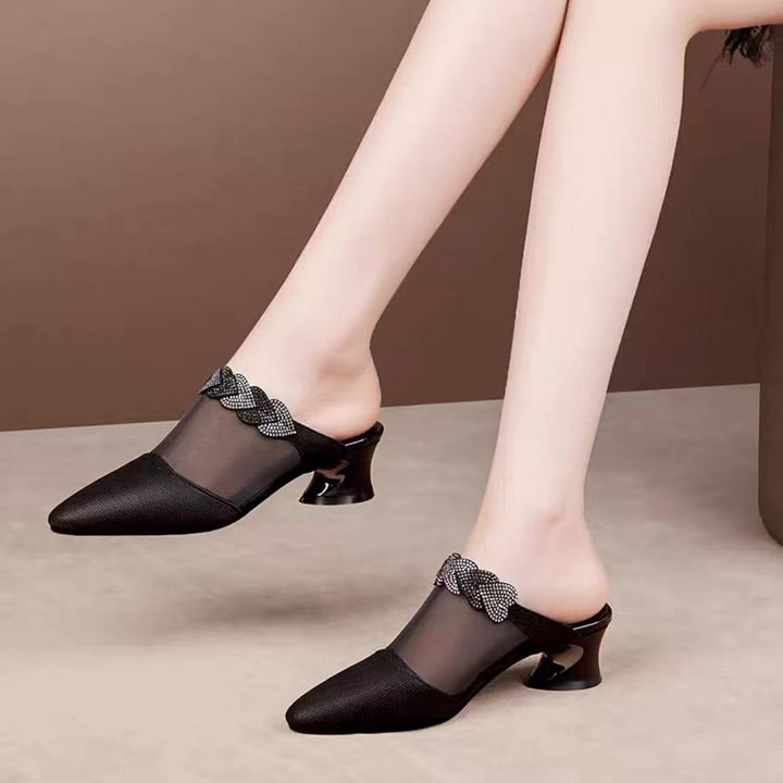 Pantofole donna eleganti con punta affusolata nera. Design traspirante e slip-on per comfort e stile quotidiano.
