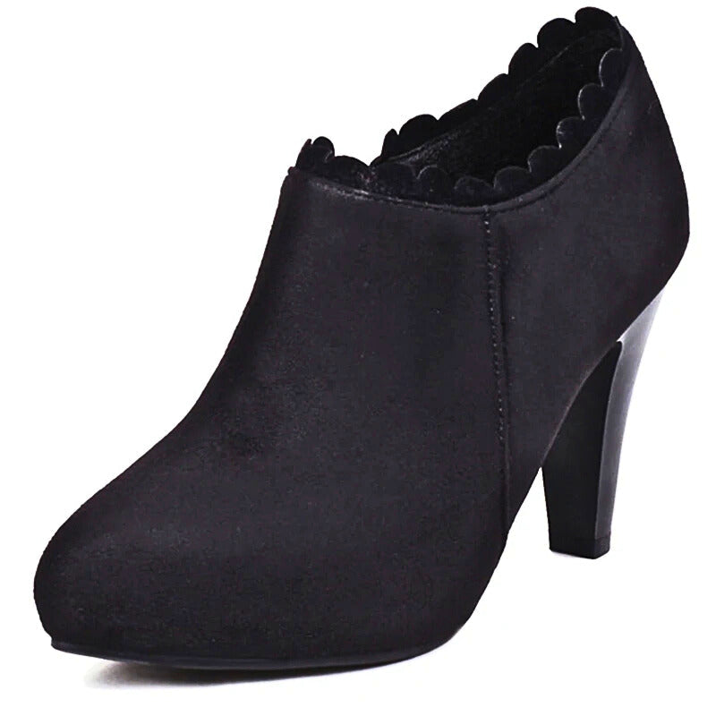 Scarpe marroni con tacco a blocco, dettagli floreali e zip laterale, un connubio di stile e comfort.