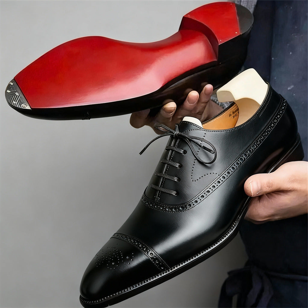 Scarpe Oxford uomo nere eleganti con raffinati dettagli brogue, ideali per look formali e professionali.