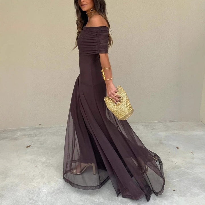 Vestito da sera donna chic senza spalline con dettagli in rete e gonna fluida. Perfetto abito da festa.