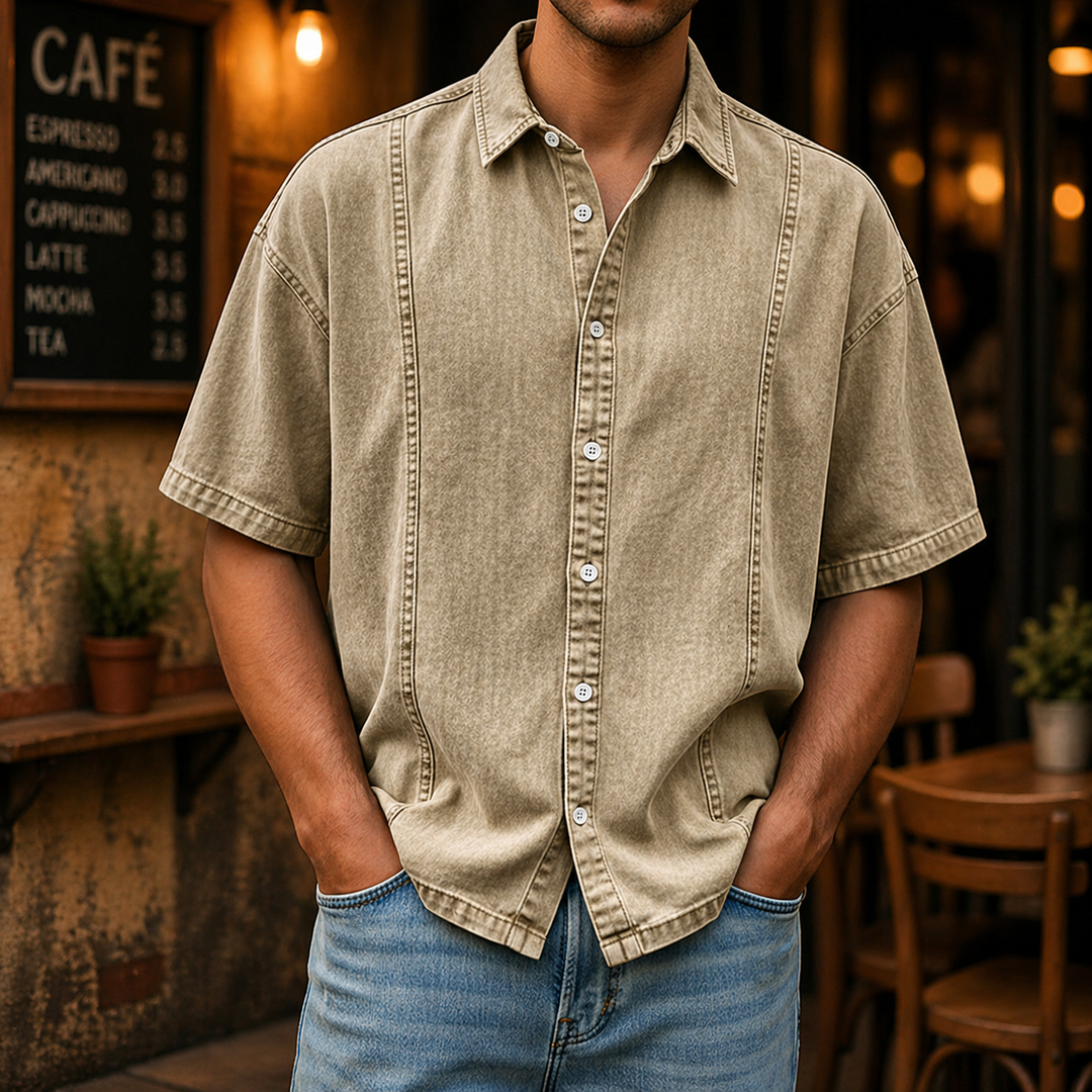 Camicia uomo a maniche corte, casual e versatile. Con bottoni e colletto classico, perfetta per primavera/estate.