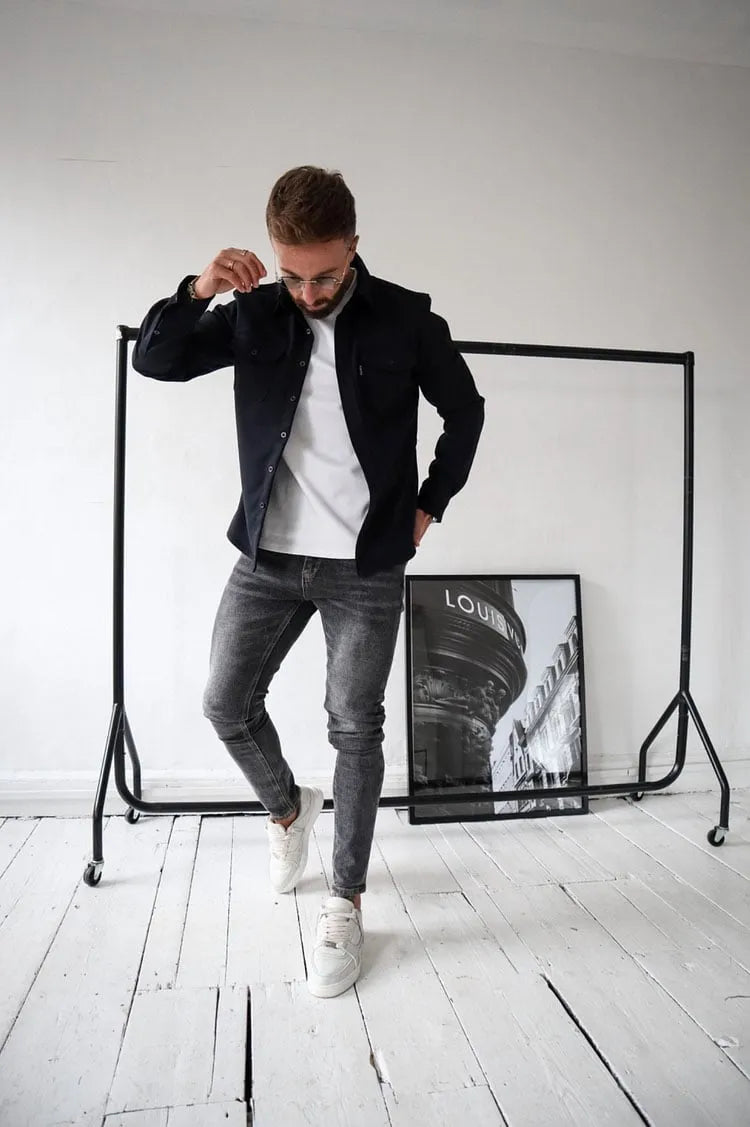 Camicia da uomo con bottoni, per un look sartoriale, elegante ma versatile, maniche lunghe.