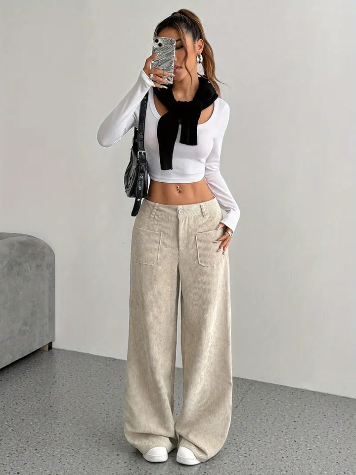 Pantaloni donna a vita alta con gamba larga a coste. Stile casual per un abbigliamento trendy.