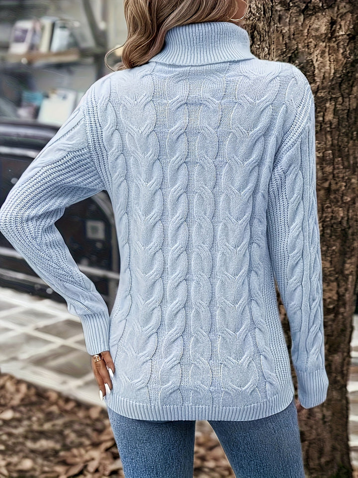 Maglione donna con collo alto e decoro a trecce. Eleganza e calore in un solo capo.
