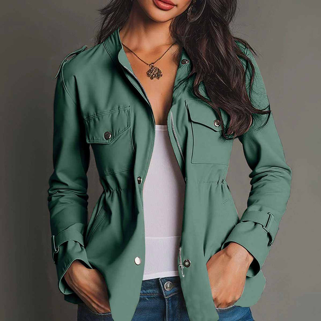 Giacca donna antivento leggera e avvitata, ideale per mezza stagione e look urbani. Moda donna.