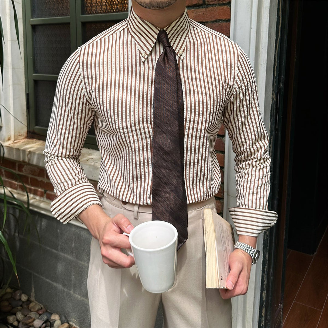 Camicia da uomo a righe sottili, moderna e versatile. Colletto distintivo con fibbia per un tocco elegante.