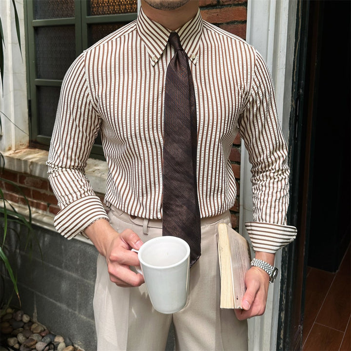 Camicia da uomo a righe sottili, moderna e versatile. Colletto distintivo con fibbia per un tocco elegante.