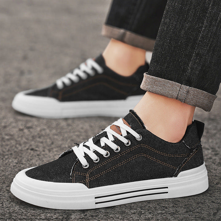 Sneakers uomo casual basse blu con lacci, ideali per comfort quotidiano e stile urbano.