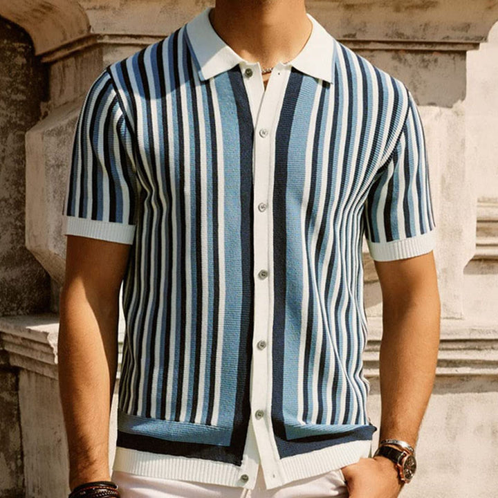 Polo uomo a righe blu scuro e nero con colletto classico, maniche corte. Ideale per un look smart casual.