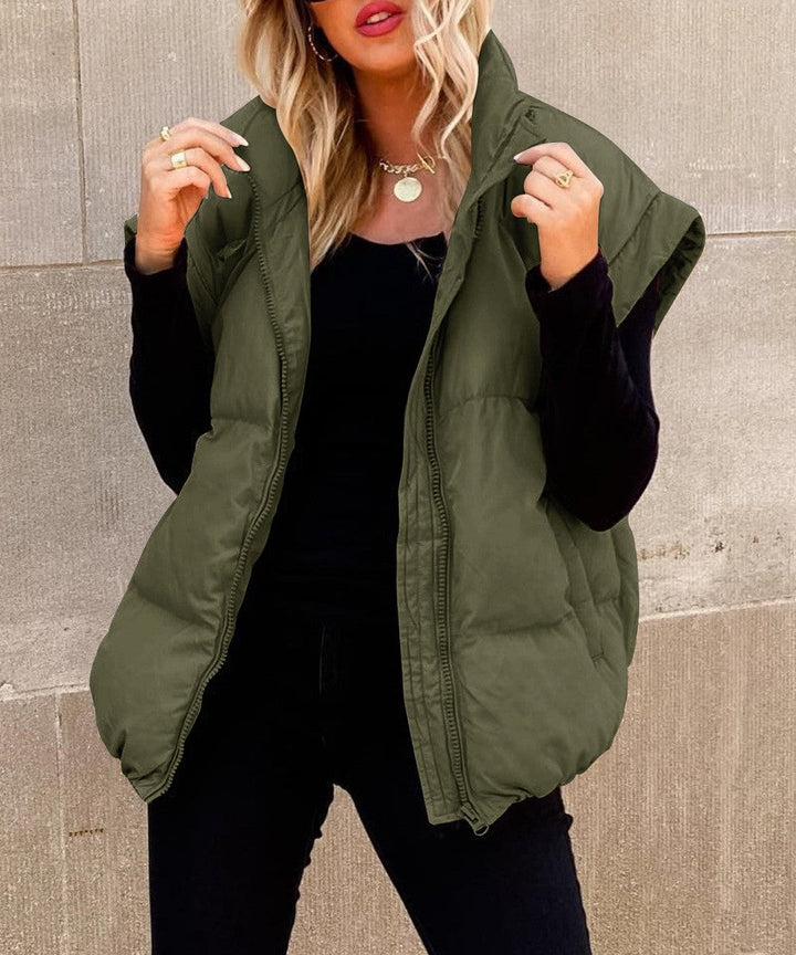 Modella indossa gilet invernale da donna elegante con outfit casual. Perfetto per layering versatile e moda.