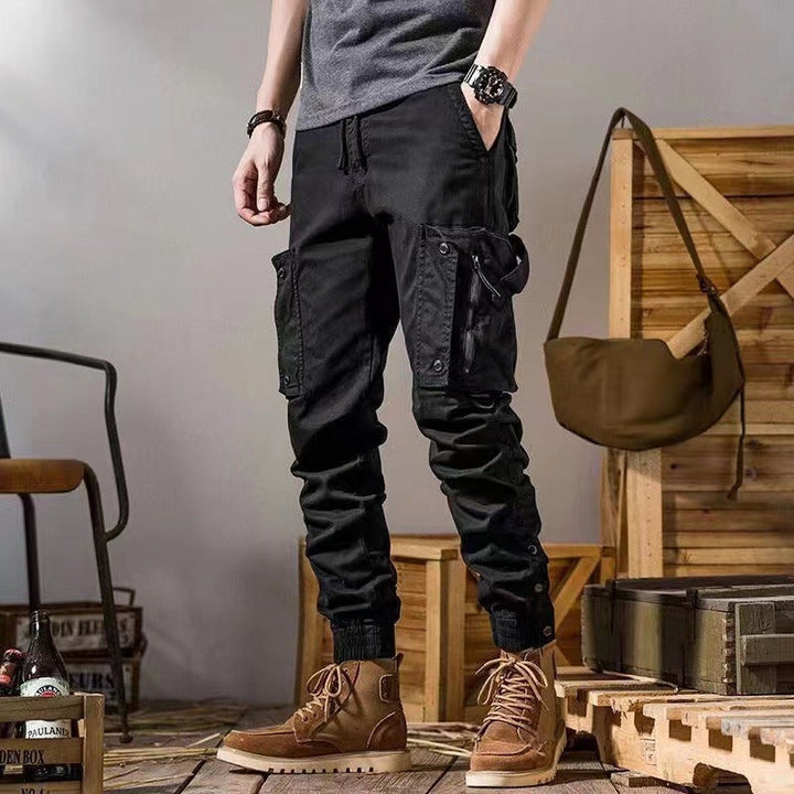 Robusti pantaloni uomo cargo in tessuto resistente, perfetti per lavoro o attività all'aperto in autunno.
