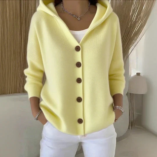 Cardigan donna a maglia con cappuccio e bottoni, ideale per un look versatile e confortevole in autunno/inverno.