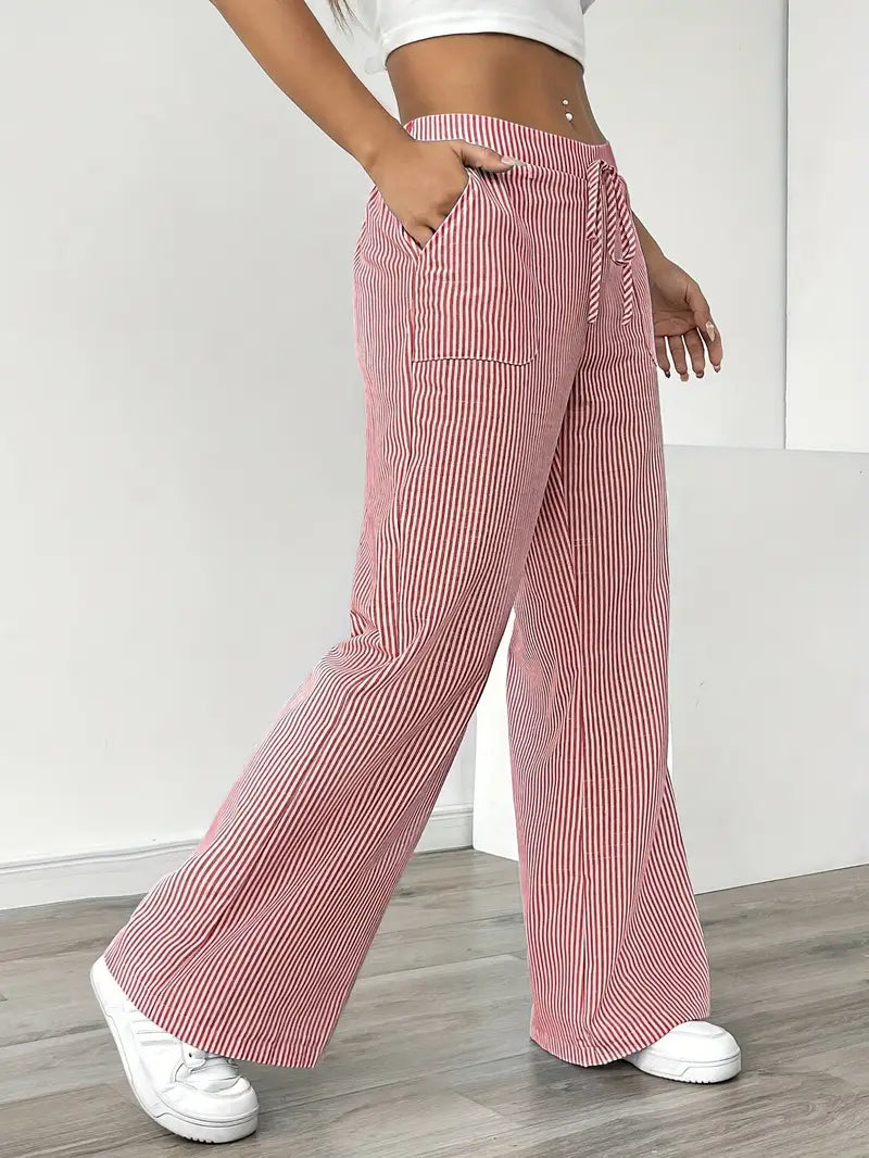 Look casual estivo con pantaloni donna a righe, vestibilità ampia e design moderno.