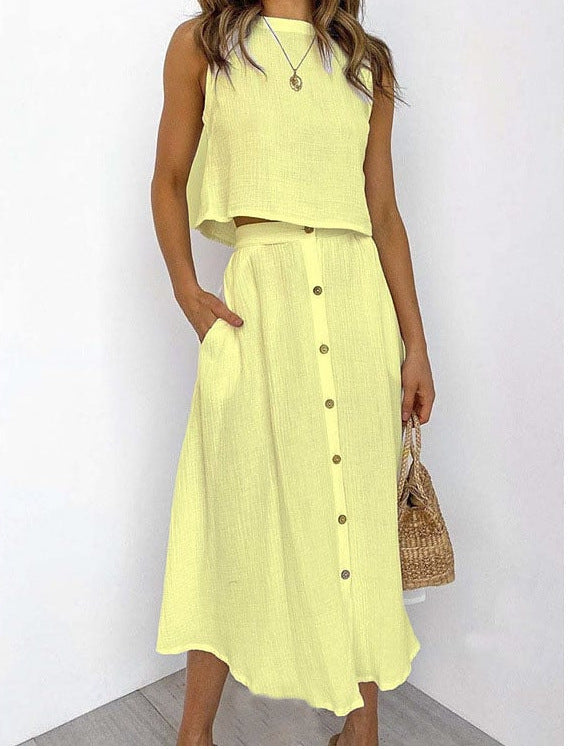 Completo donna due pezzi, gilet girocollo e abito midi stampato. Stile casual e colori vivaci.