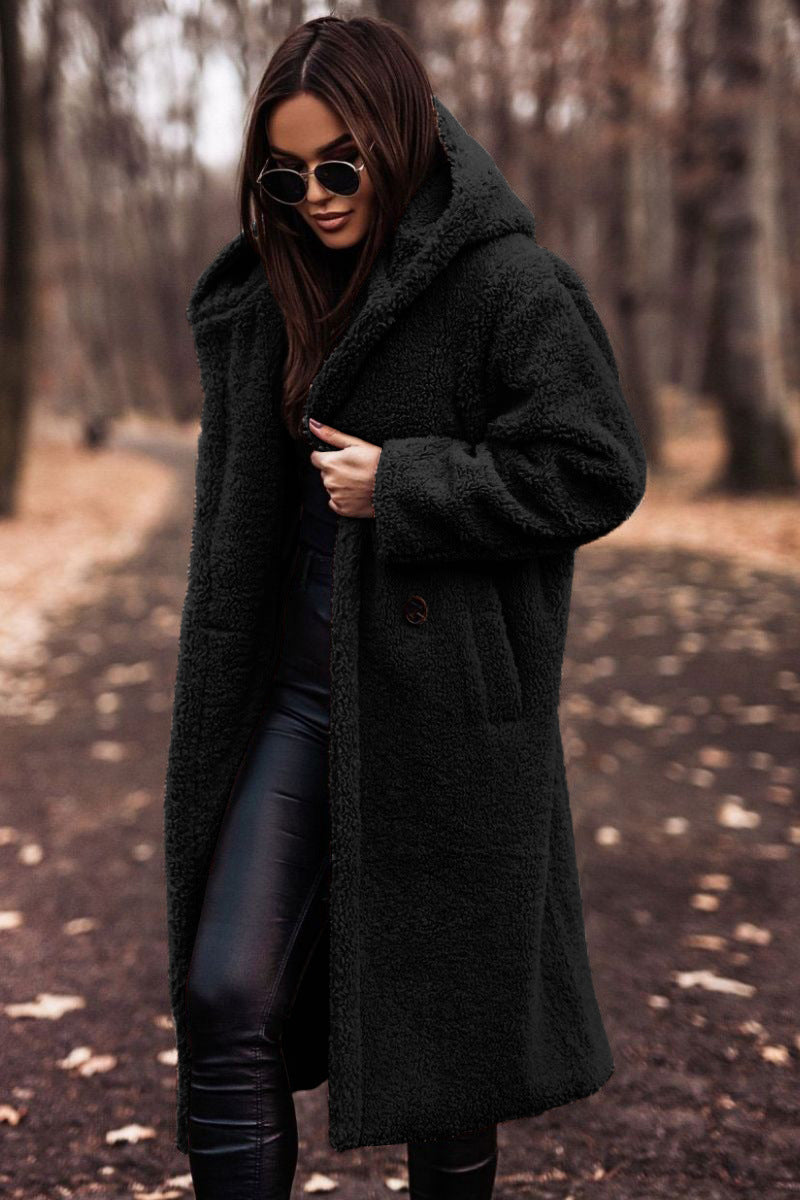 Outwear femminile: cappotto invernale lungo con cappuccio, design caldo e confortevole, vestibilità ampia.