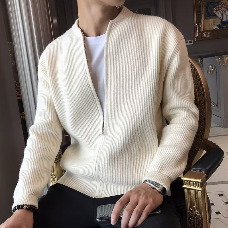 Cardigan uomo con cerniera frontale, maglieria calda invernale. Design essenziale, perfetto per moda casual.