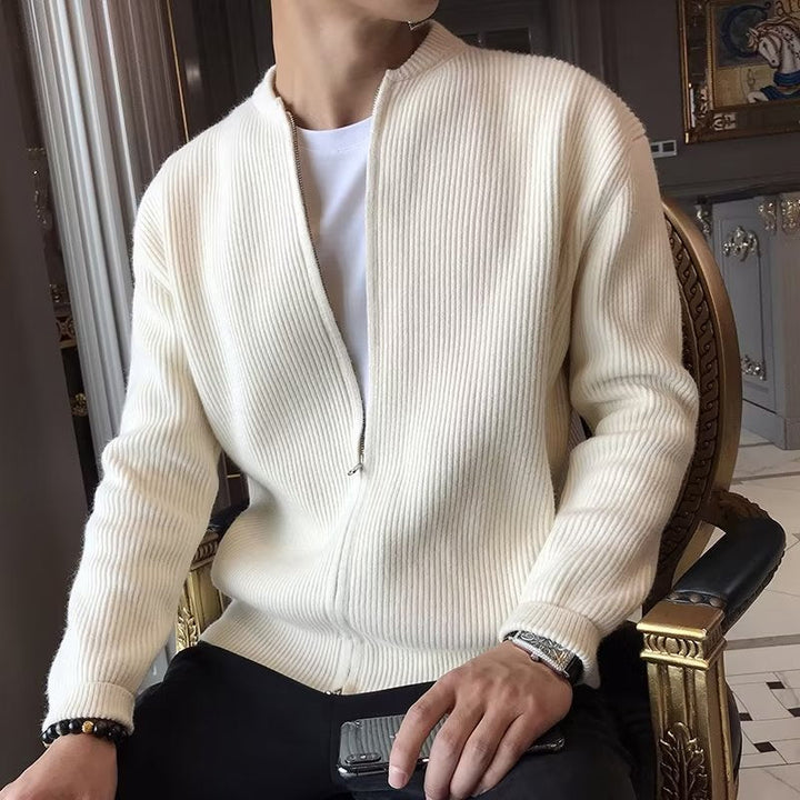 Cardigan uomo con cerniera frontale, maglieria calda invernale. Design essenziale, perfetto per moda casual.
