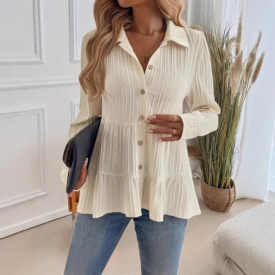 Camicetta lunga da donna bianca con bottoni, stile casual elegante, perfetta per un look versatile quotidiano.