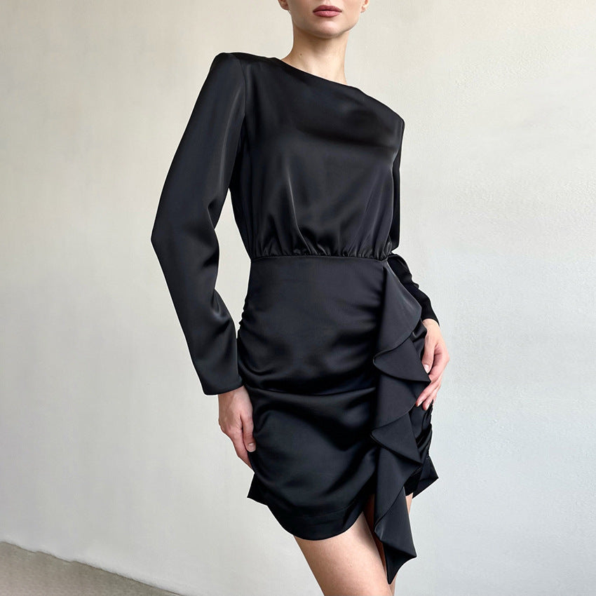 Modella indossa abito donna elegante nero midi con maniche lunghe, aderente, per un look serale chic stile francese.