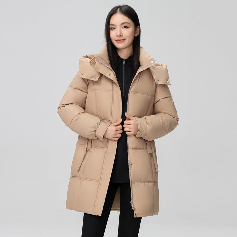 Piumino donna invernale alla moda, caldo e versatile. Lunghezza media, perfetto per un look casual e confortevole in città.